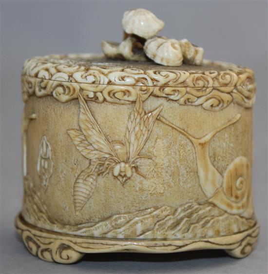 A Japanese ivory box and cover, Meiji period 6.5cm